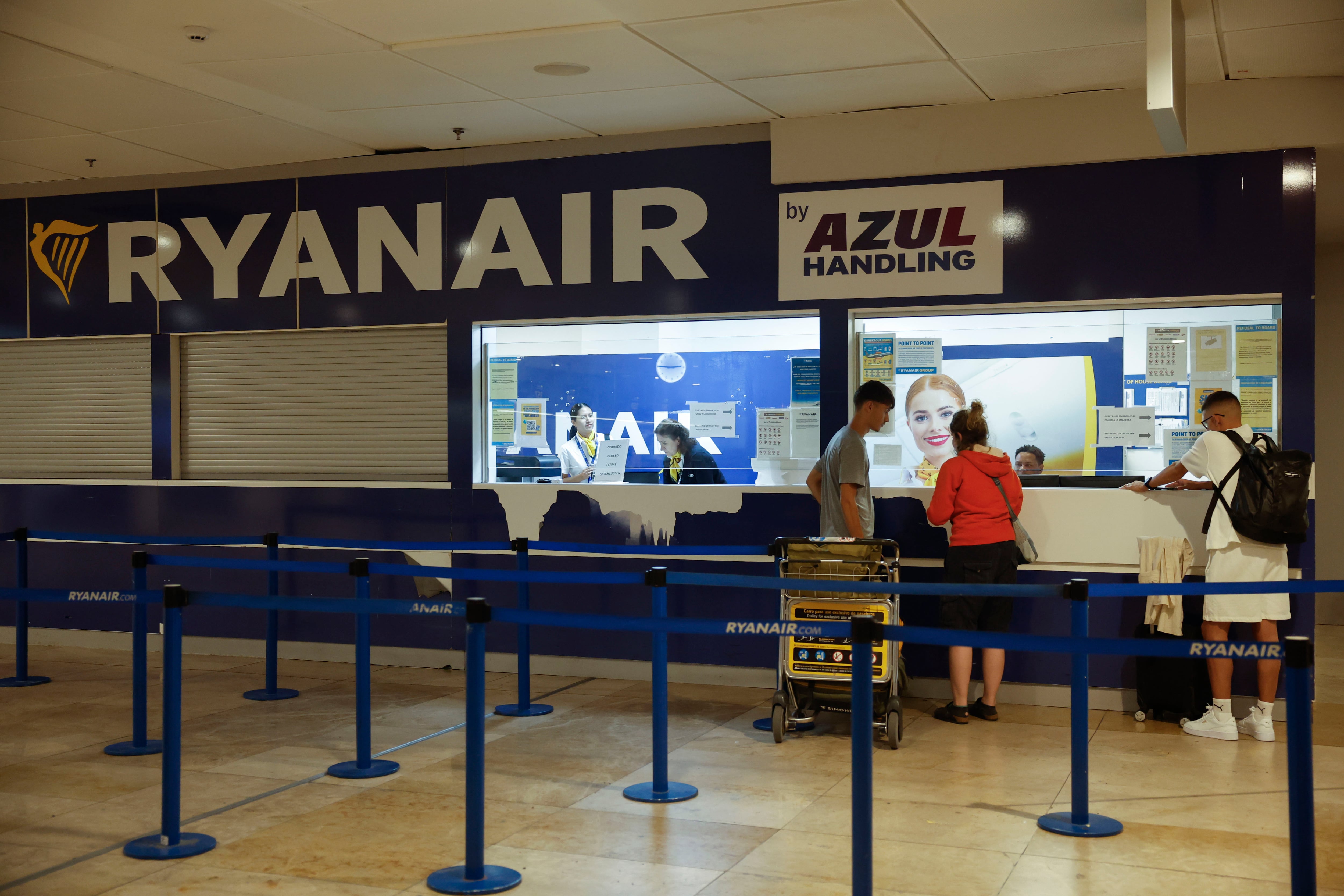 Pasajeros en el mostrador de Ryanair en el aeropuerto Adolfo Suárez Madrid Barajas, este viernes.