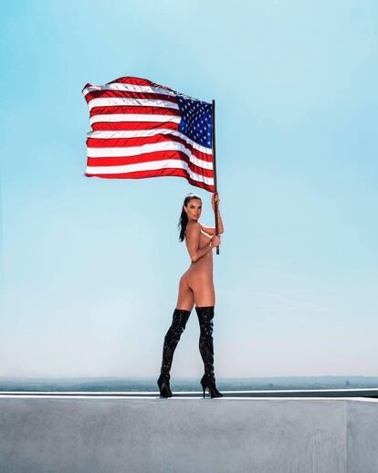 Alessandra Ambrosio festejó de una manera muy sensual este 4 de julio.
La modelo brasileña, de 36 años, posó ¡completamente desnuda! para el fotógrafo Rusell James. “Happy 4th of July ! #independenceday #4thofjuly Photography by @russelljames”, escribió.