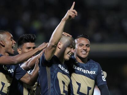 Los Pumas festejan un gol contra Atlas