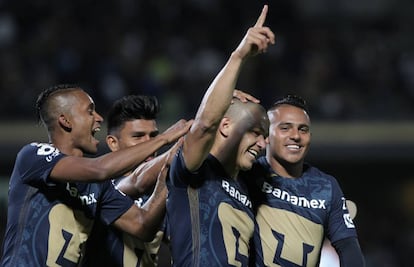 Los Pumas festejan un gol contra Atlas