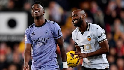 Vinicius y Foulquier, en el último Valencia-Madrid disptado en Mestalla la pasada temporada.