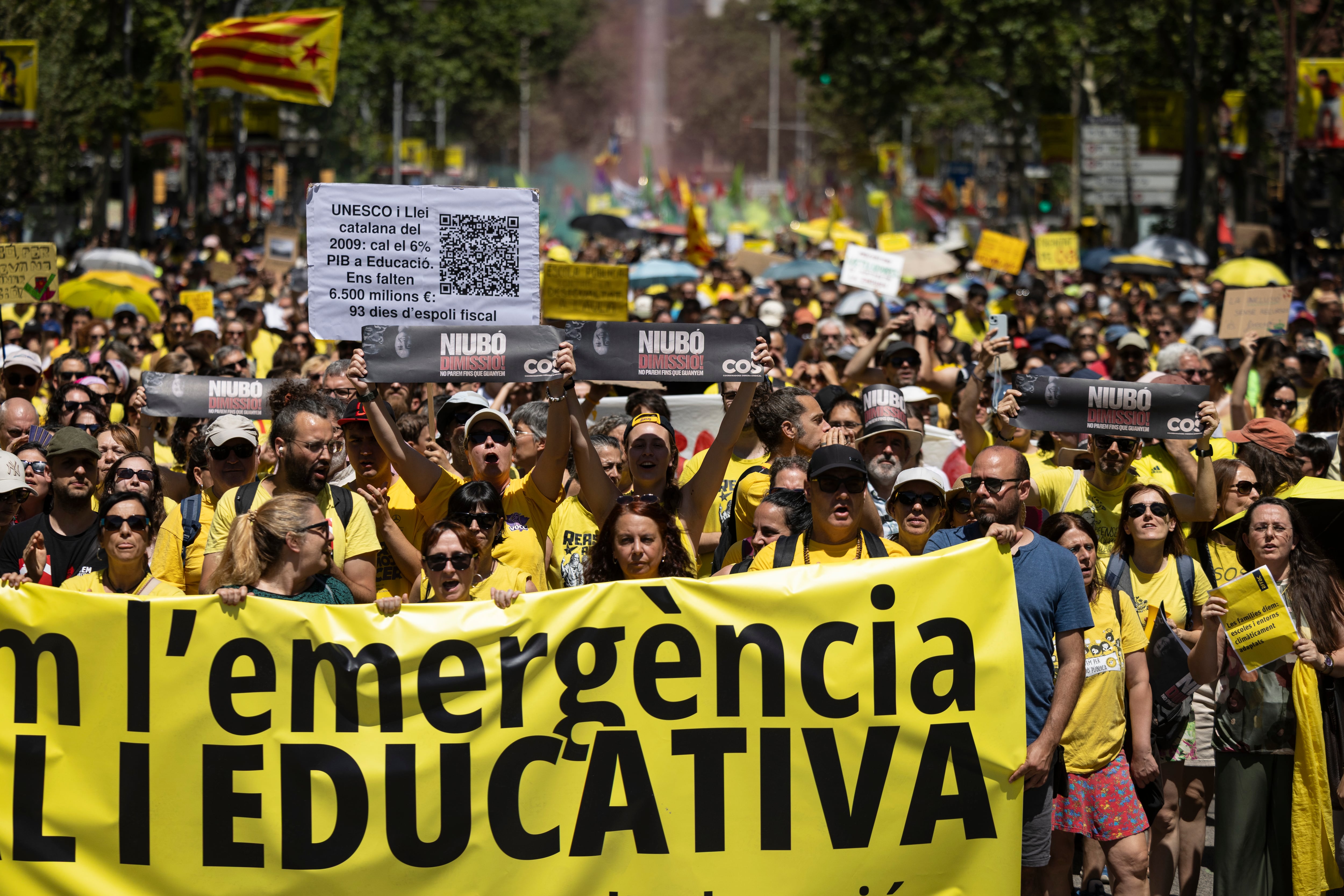 Familias y estudiantes se unen a los docentes catalanes en la última manifestación del curso