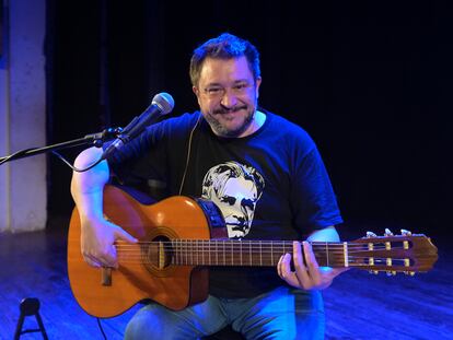 El escritor argentino Hernán Casciari toca la guitarra sobre el escenario de la sala Mateo Booz de Rosario, la semana pasada.