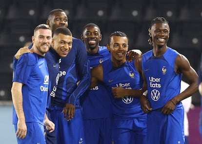 Kylian Mbappé, Ousmane Dembélé, Eduardo Camavinga, Jules Koundé, Marcus Thuram y Jordan Veretout, durante un entrenamiento antes de la final contra Argentina.