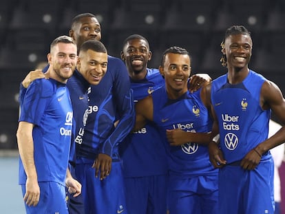 Kylian Mbappé, Ousmane Dembélé, Eduardo Camavinga, Jules Koundé, Marcus Thuram y Jordan Veretout, durante un entrenamiento antes de la final contra Argentina.