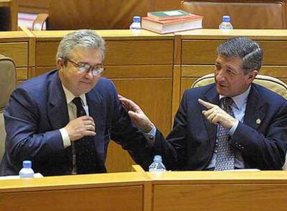 Los ex consejeros de Cultura Jesús Pérez Varela (izquierda) y Presidencia Jaime Pita, en el Parlamento gallego.