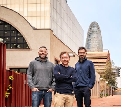 Desde la izquierda, Avi Meir (TravelPerk), Sacha Michaud (Glovo) y Jordi Romero (Factorial), en el barrio de Poblenou (Barcelona)