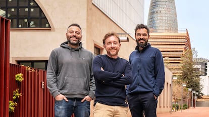 Desde la izquierda, Avi Meir (TravelPerk), Sacha Michaud (Glovo) y Jordi Romero (Factorial), en el barrio de Poblenou (Barcelona)