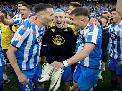 Los jugadores del Deportivo Lucas Pérez (i), David Mella (c) y Yeremay Hernández (d) celebran el ascenso a Segunda División tras vencer al Barça Atlètic en Riazor.
