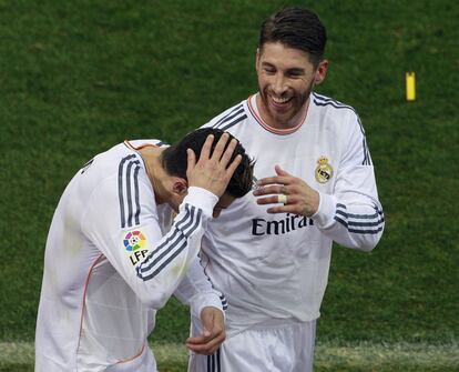 Un mechero amarillo cae sobre la cabeza de Cristiano Ronaldo, en presencia de Sergio Ramos, durante el partido de vuelta de la semifinal de la Copa del Rey de 2014.