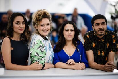 La actriz portuguesa Sarah Perles, la directora de cine marroquí Meryem Benm'Barek, y los actores marroquíes Maha Alemi y Khafif Hamza posan durante la presentación de la película 'Sofia', el 16 de mayo.