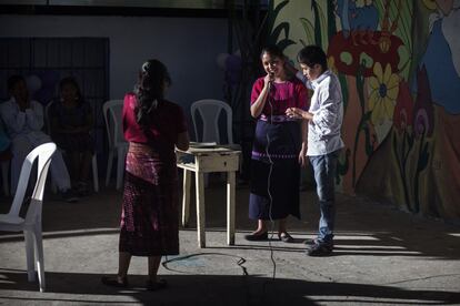 Los chavales, alumnos de Las Poderosas, representan su obra en una escuela de la ciudad frente a más de 200 espectadores.