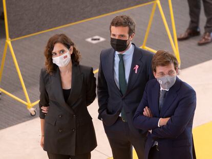 Isabel Díaz Ayuso junto a Pablo Casado y José Luis Martínez-Almeida en el nuevo Campus de IE Tower el 19 de octubre de 2021, en Madrid.