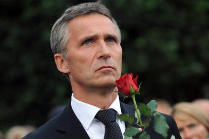 El primer minsitro de Noruega, Jens Stoltenberg, también ha participado en la Marcha de la Rosa. El sábado fue detenido un joven que portaba un cuchillo y que se encontraba muy cerca del mandatario.