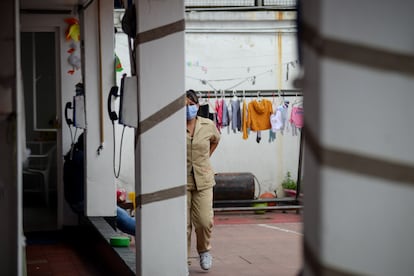 Foto de archivo de una mujer privada de su libertad en una cárcel de la capital colombiana, en Bogotá, Colombia, el 10 de diciembre de 2021.