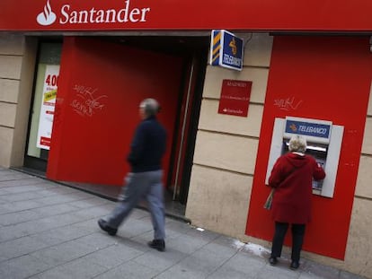 Una mujer utiliza un cajero del Banco Santander en Madrid.