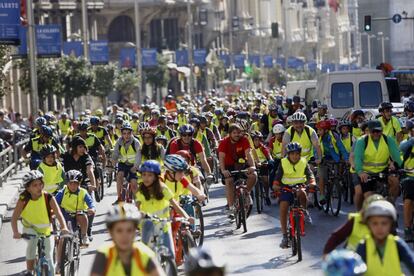 Multitud de ciclistas en la Gran Vía de Madrid, de los centros escolares del proyecto STARS en el marco del Día Internacional Sin Coches y la Semana de la Movilidad.