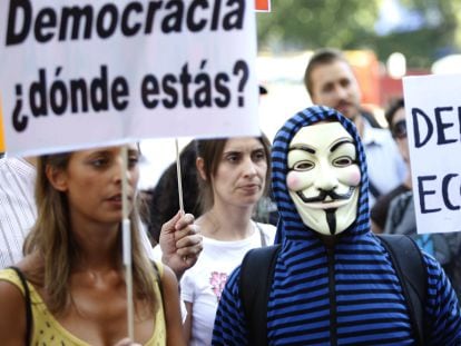 Indignados concentrados en la plaza de Neptuno.