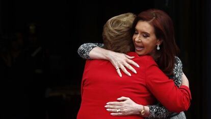 Cristina Fern&aacute;ndez welcomes Michelle Bachelet.
 