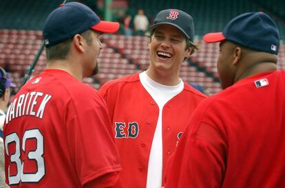 Brady, un amante del béisbol, fue parte del equipo deportivo de la Universidad de Míchigan. En la imagen, el jugador conversa con beisbolistas de los Medias Rojas, durante una práctica de bateo, en 2012.