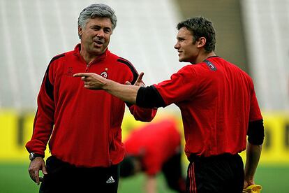 Shevchenko intercambia impresiones ayer con Carlo Ancelotti.