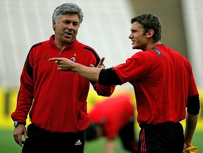Shevchenko intercambia impresiones ayer con Carlo Ancelotti.