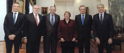 La presidenta chilena, Michele Bachelet, junto a Salvador Gabarró, a su izquierda, y Rafael Vilaseca, a la derecha
