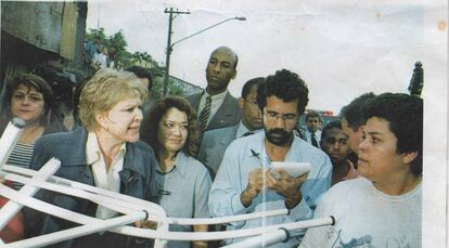 Josmar Jozino, na época de Diário Popular, com as armas em mãos: bloquinho e caneta.