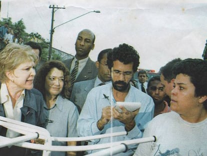 Josmar Jozino, na época de Diário Popular, com as armas em mãos: bloquinho e caneta.