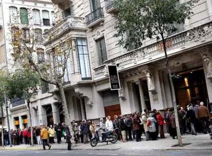 La gente que acudió ayer a la Fundación Godia tuvo que aguardar una larga cola por el éxito de la jornada de puertas abiertas.