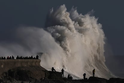 Gente observando grandes olas mientras la tormenta ?owyn llega a Porthcawl, Gales, Gran Breta?a, el 24 de enero de 2025.