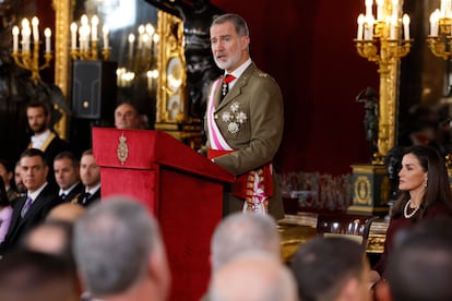 El rey Felipe VI pronuncia un discurso.