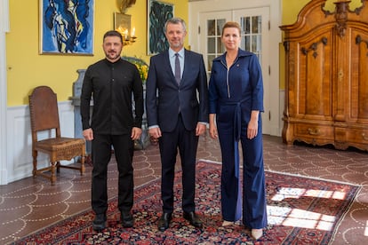 Volodímir Zelenski, en Aarhus con el rey Federico X de Dinamarca y la primera ministra danesa, Mette Frederiksen