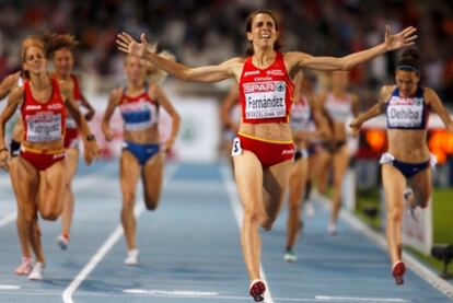 Nuria Fernández cruza primera la meta ante la mirada de su compañera Natalia Rodríguez, tercera clasificada, en la final de los 1500 metros, en el Campeonato de Europa de Atletismo Barcelona 2010