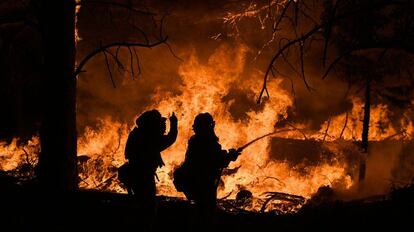 IMÁGENES DEL DÍA: Dos bomberos trabajan en la extinción de un incendio en Oroville, California (EE UU).