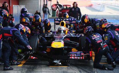 Los mecánicos de Red Bull trabajan en el coche durante la pretemporada.