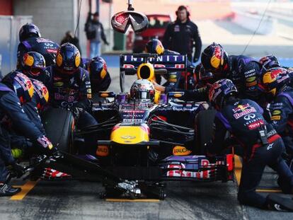 Los mecánicos de Red Bull trabajan en el coche durante la pretemporada.