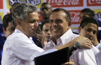 El presidente de Honduras, Porfirio Lobo, sonríe junto al entrenador de fútbol Reinaldo Rueda.