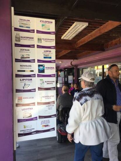 Turistas junto a anuncios de medicamentos en una farmacia de Los Algodones, Baja California.