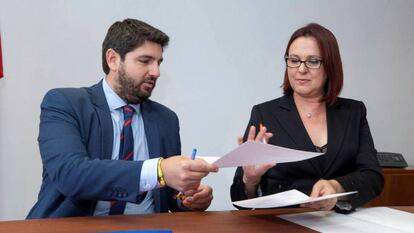 Fernando López Miras (PP) e Isabel Franco (C's), durante la firma del acuerdo el pasado junio. 