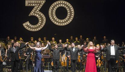Los artistas que pariciparon ayer en la gala d elos 30 años de Peralada (de izquierda a derecha): Marcelo Álvarez, Eva Maria Westbrook, Daniele Rustioni, Carlos Álvarez, Sondra Radvanovsky y Ambrogio Maestri.