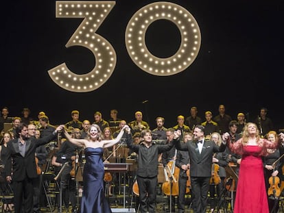 Los artistas que pariciparon ayer en la gala d elos 30 a&ntilde;os de Peralada (de izquierda a derecha): Marcelo &Aacute;lvarez, Eva Maria Westbrook, Daniele Rustioni, Carlos &Aacute;lvarez, Sondra Radvanovsky y Ambrogio Maestri.