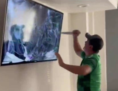 Un aficionado de la selección mexicana apuñala una pantalla de televisión después de que su equipo fuera derrotado por Argentina en el Mundial.