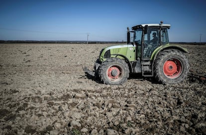 Un agricultor francés prepara su campo para la siembra en plena crisis del coronavirus