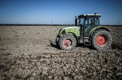 Un agricultor francés prepara su campo para la siembra en plena crisis del coronavirus