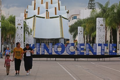 La palabra "inocente", a las afueras del templo de la Hermosa Provincia, en Guadalajara (México), en julio de 2019. 