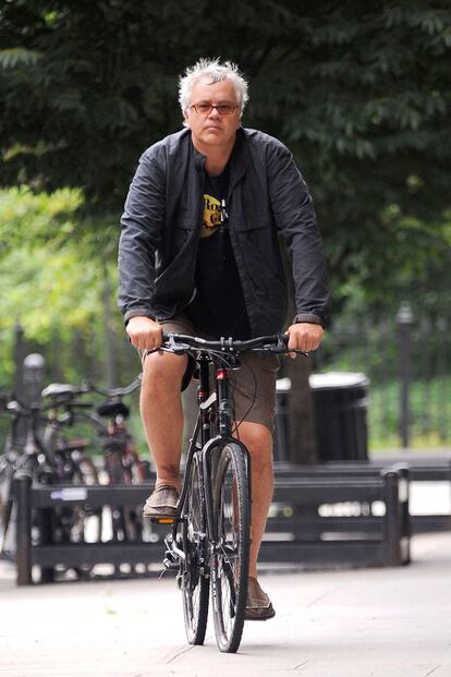 Tim Robbins quema calorías pedaleando con su bicicleta urbana por las calles de Tribeca, en Manhattan.