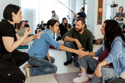 Eva Libertad directs Álvaro Cervantes and Miriam Garlo in the filming of 'Sorda'.