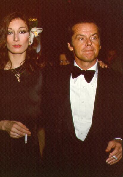 <p><strong>¿Cómo surgió la llama?</strong> Anjelica Huston (California, 1951) asistió a una fiesta de cumpleaños de Jack Nicholson (Nueva Jersey, 1937), de quien se había enamorado viéndole en <em>Easy Rider</em>, y en cuanto él abrió la puerta sonriente se enamoró “por segunda vez” según confiesa en su autobiografía. Ella tenía 22 años y él 36. La entonces modelo pasó esa misma noche con el actor, quien canceló su segunda cita por “un compromiso previo” que resultó ser Michelle Phillips, su exnovia. Huston les pilló en plena cita y ella y Phillips acabaron siendo íntimas amigas. Nicholson jamás quiso comprometerse durante los 17 años que estuvo con Huston. “Una noche se puso a flirtear con una modelo alemana delante de mí”, recuerda la actriz, “así que me levanté para marcharme, pero él me agarró de la muñeca y me devolvió al asiento. Me dijo que no volviera a hacerlo nunca y yo disfruté de lo posesivo que era”.</p> <p><strong>¿Cuándo llegó el incendio?</strong> Cansada de sus infidelidades (que él solía justificarle como “me la tiré por pena”), Anjelica abandonó a Jack por Ryan O'Neill. Pero aquella relación de año y medio fue aún peor: O'Neill maltrataba físicamente a Huston y esta acabó volviendo con Nicholson. Ella quería casarse y tener hijos, pero él se reía en su cara cada vez que se lo proponía. En 1989, cuando Anjelica tenía 38 años, Jack dejó embarazada a una chica de 26 y tras enterarse se presentó en el rodaje de <em>Los dos Jakes </em>(la secuela de <em>Chinatown</em>) y le dio una paliza. “Y mientras le pegaba sentí una extraña gratitud hacia él por dejarme darle de hostias”, explica Huston. Días después, él la llamó y acabaron riéndose del incidente.</p> <p><strong>¿Quedaron brasas?</strong> Nicholson asegura que está soltero, solo en la vida (compró la casa de al lado de la suya, que pertenecía a Marlon Brando, para no tener vecinos) y que probablemente muera así. A los 81 años, ya no le parece adecuado ir ligando por ahí y además ninguna mujer se fía de él. Huston, que se casó en 1992 con un escultor y enviudó sin hijos en 2008 (Jack tiene cinco en total), admite que Nicholson es el amor de su vida, pero que tragó demasiado con él por culpa de su “encanto agresivo”. Sin embargo, le describe como un hombre generoso y alguien a quien “adoró y siempre querrá”. Quién sabe si queda esperanza para ellos. Si hay un lugar donde esta historia podría acabar con final feliz, ese es Hollywood.</p>