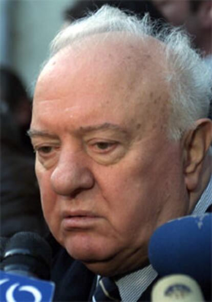 Shevardnadze charla con los periodistas a la salida del colegio electoral.